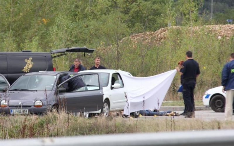 Tako so policisti zakrivali prizorišče grozljivega dogodka pred radovedneži.