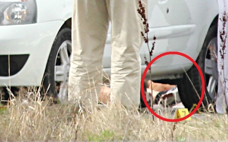 Dve trupli sta po nedeljskem streljanju obležali na parkirišču.