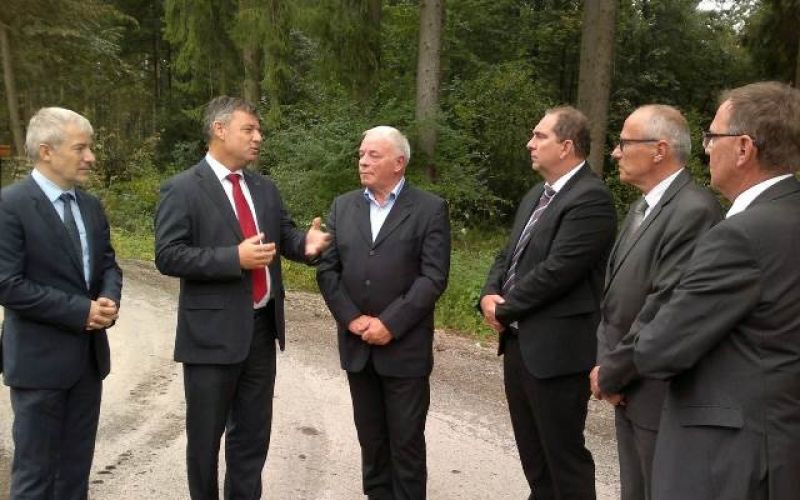 Ogledali so si lokacijo gradbišča, kje bo potekal del nove ceste Kranj – Sp. Brnik..jpg