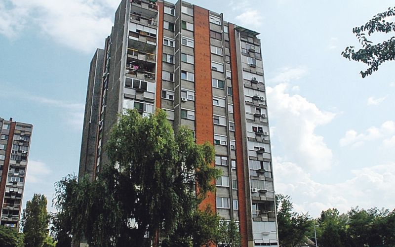 Deklica (7) z balkona padla v smrt