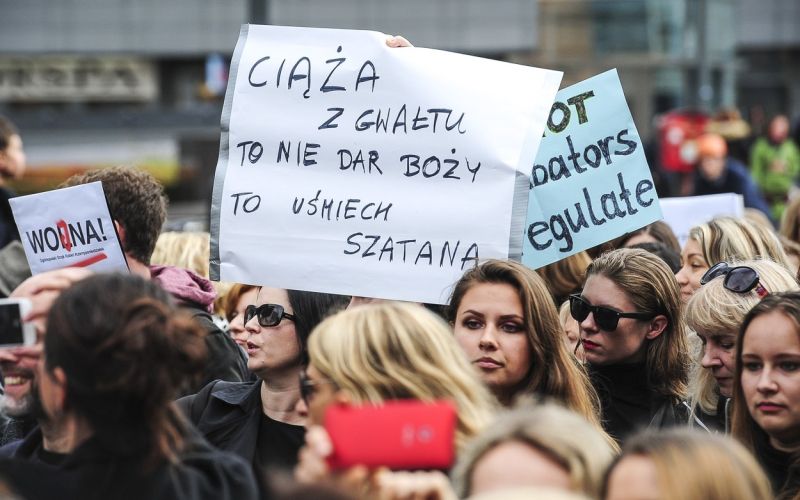 protest žensk na Poljskem proti popolni prepovedi splava
