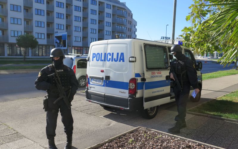 privedba osumljenca na zaslišanje Koper