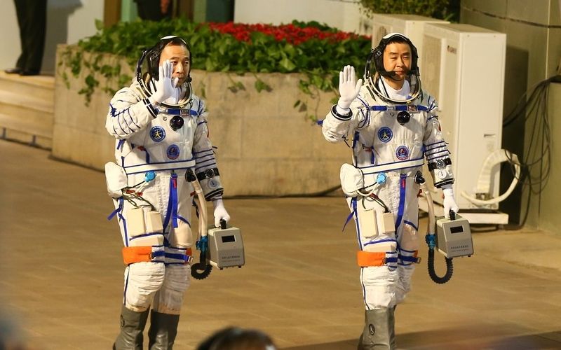 kitajska astronavta Jing Haipeng in Chen Dong