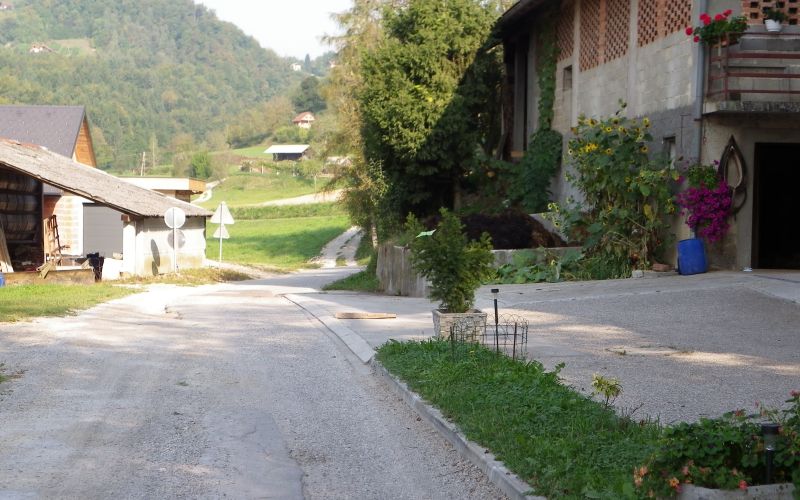 Cesta je