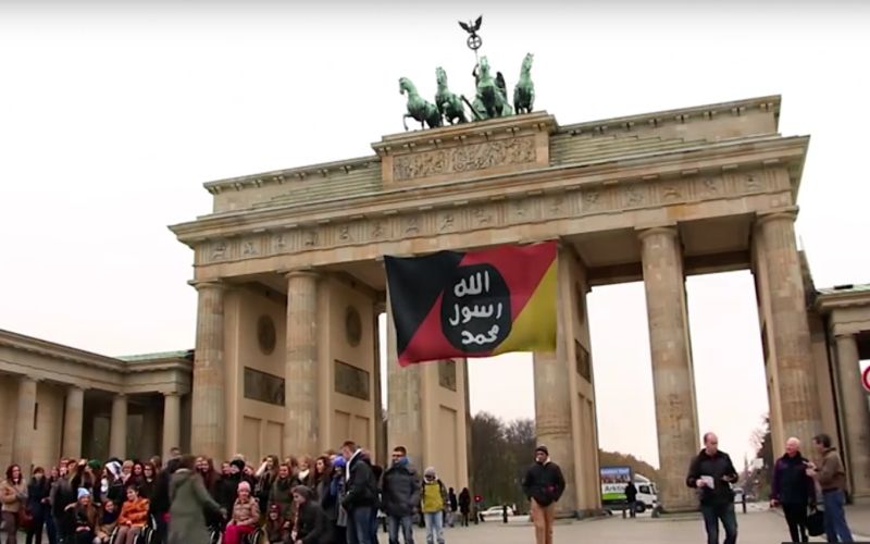 islamska zastava, brandenburška vrata.jpg