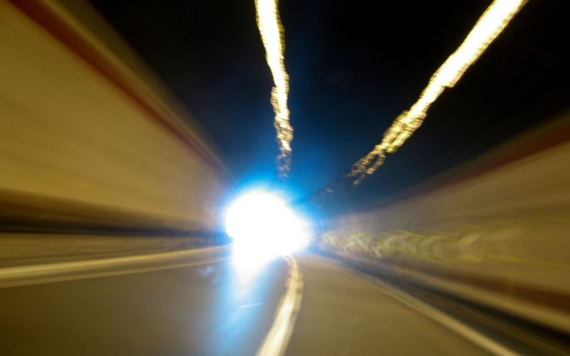 Posmrtno življenje, predor, tunel, luč, hitrost, cesta.jpg