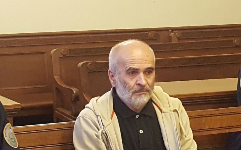 PRIČE NAJ BI GA PRIKAZALE KOT POVSEM DRUGO OSEBO - 1