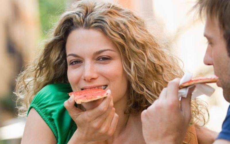 prehrana ženska moški pica kokakola fsat food.jpg