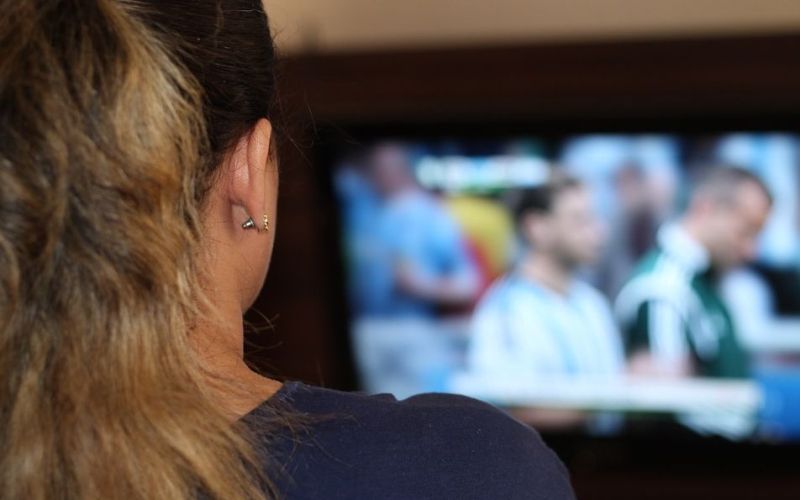 ženska gledanje tv.jpg