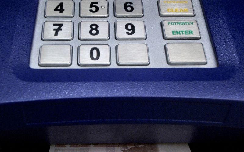 Moški je pozabil vzeti denar pri dvigovanju na bankomatu.