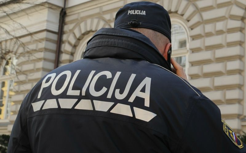 Policista nista oklevala in takoj pomagala Tolmincu.