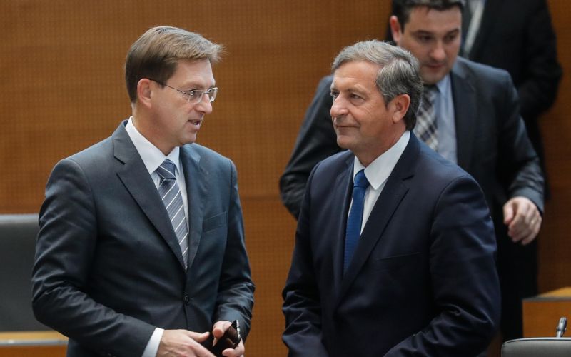 Erjavec Cerar v ozadju Hugo