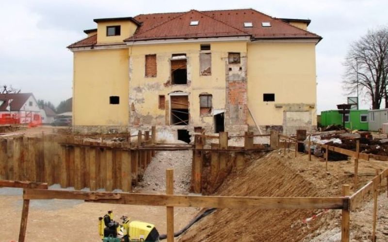 gradbena_jama_ob_ohranjenem_najstarej__em_delu_o___cerklje_ob_krki.jpg