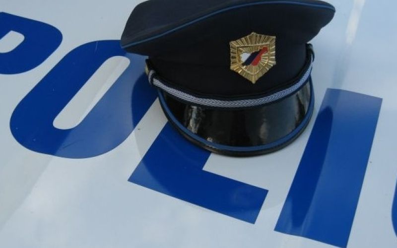 Jesenice-petarde metali pred mimoidoče-2