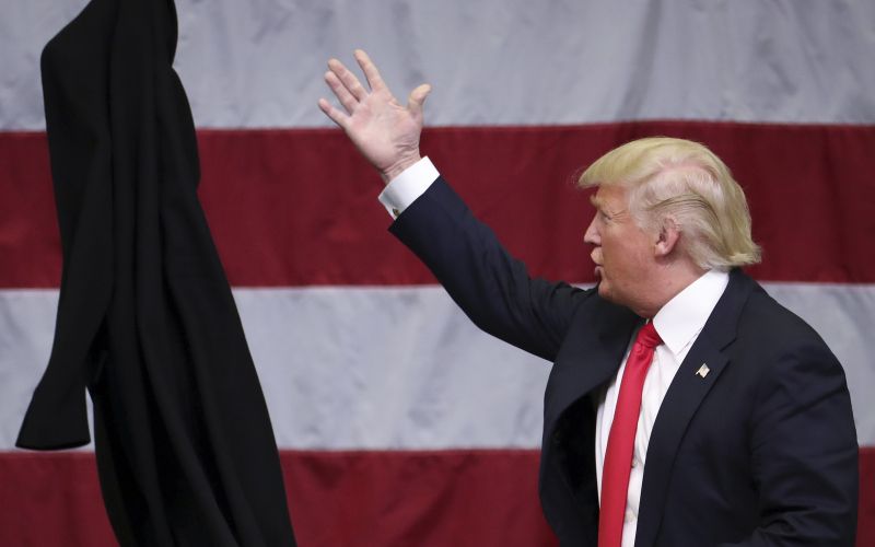 trump odvrgel plašč