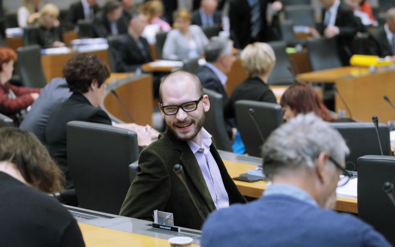 Matej Tašner Vatovec med svojimi poslanskimi kolegi.