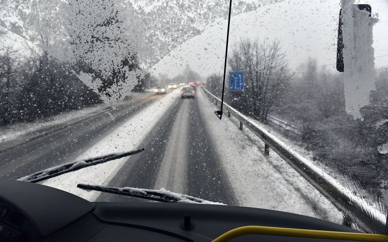 sneg, sneženje, volan, avtobus.jpg