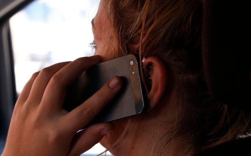 telefoniranje, voznik, avto, med vožnjo