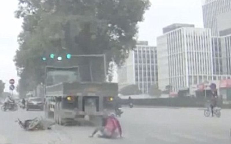 truckwomanvietnam.jpg