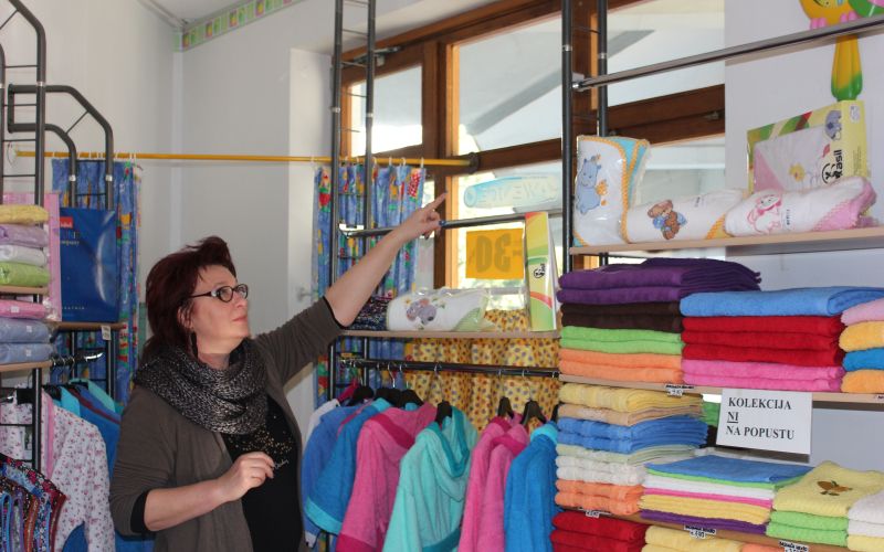 Ružica kaže okno skozi katero je vztopil ropar (2)
