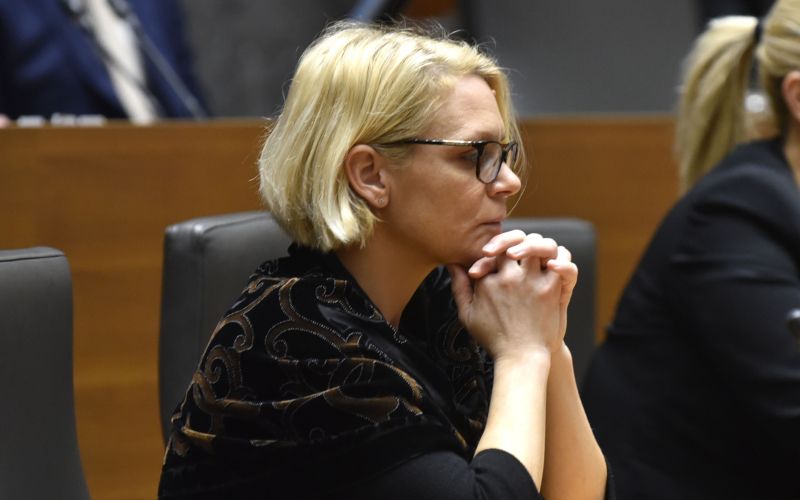 Anja Kopač Mrak zamišljena