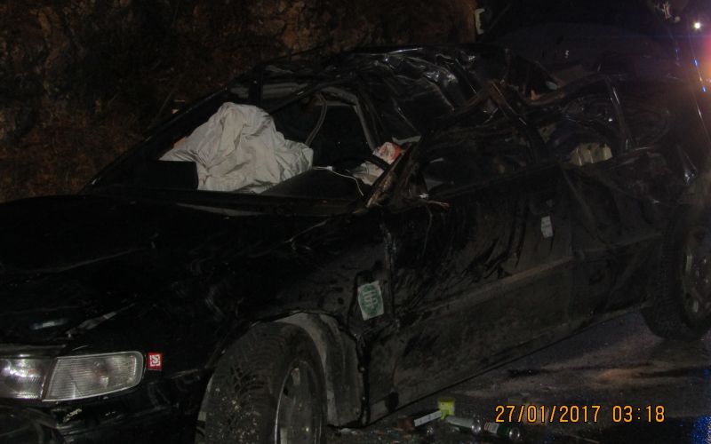 V izmaličenem vozilu je umrla 26-letnica.