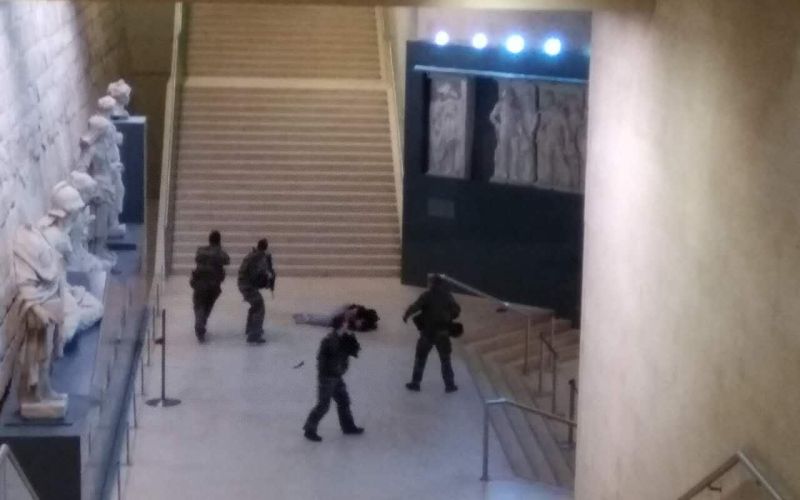 Louvre, vojaki, teroristični napad, streljanje