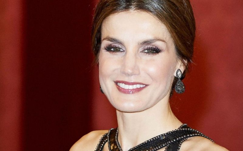 letizia obleke črte ramena.jpg