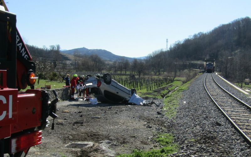 Pri trku z vlakom je avto odbilo, ga obrnilo, pri tem pa je iz njega padla voznica.