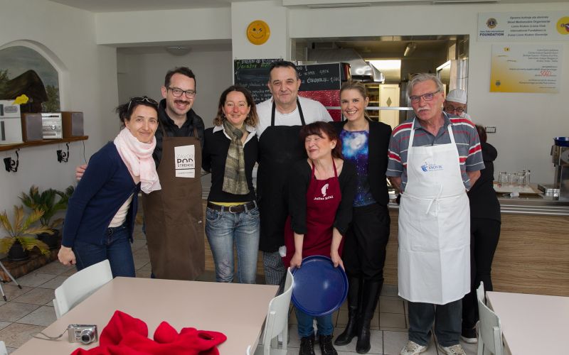 Bernarda Žarn, Jože Robežnik, Simona Škafar in prostovoljci