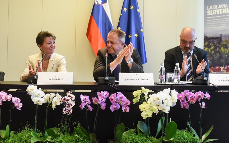 na_novinarski_konferenci.jpg