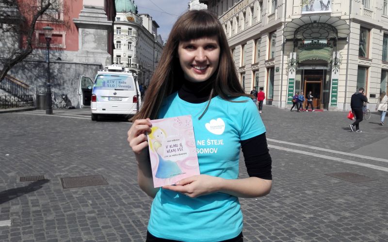 Lara Likar je specialna pedagoginja, ki dela z ljudmi z downovim sindromom.