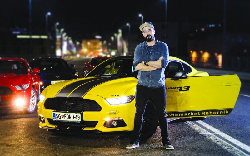 Filip Flisar in Fordova karavana Mustangov.jpg