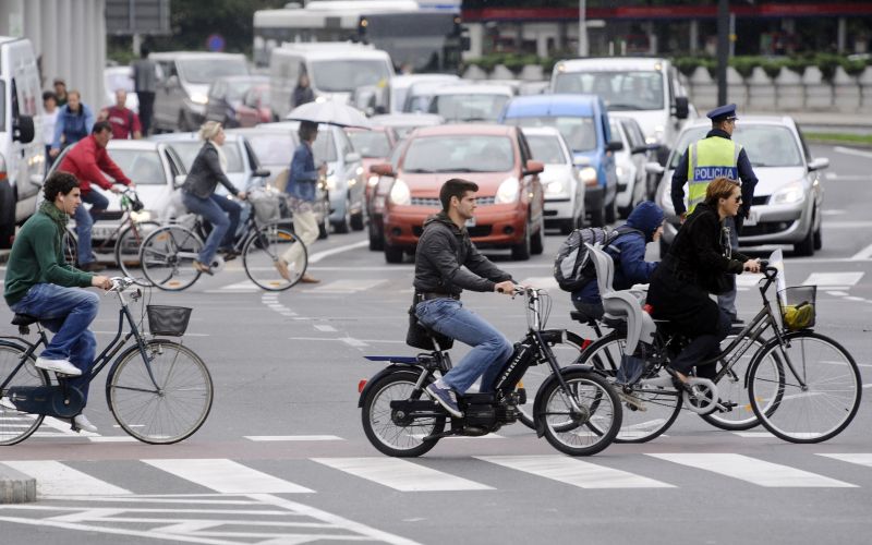 Moped, prehod za pešcse, kolesarji, promet.jpg