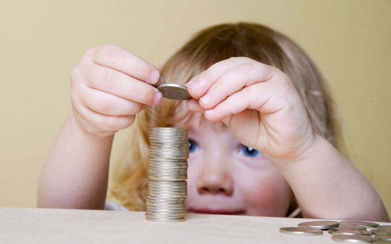 otrok, denar, kovanci, varčevanje, igra z denarjem, finance