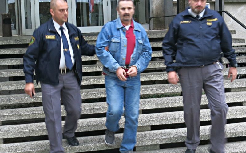 Slobodan Katić na poti s sodišča nazaj v zapor