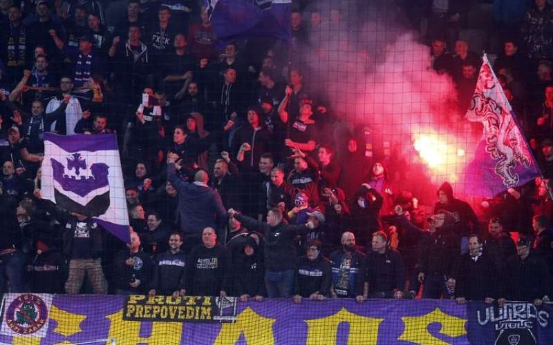navijaci-maribor-viole-stozice-bakle_bobo.jpg