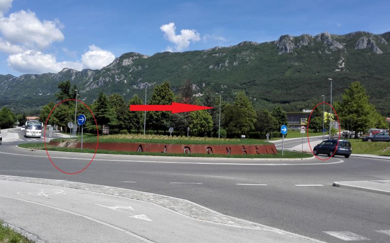 Kar poletela je čez krožišče.