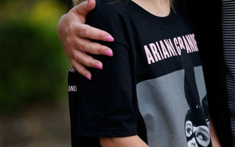 teroristični napad v Manchestru, solidarnost, žalovanje, mama z otrokom, Ariana Grande, majica