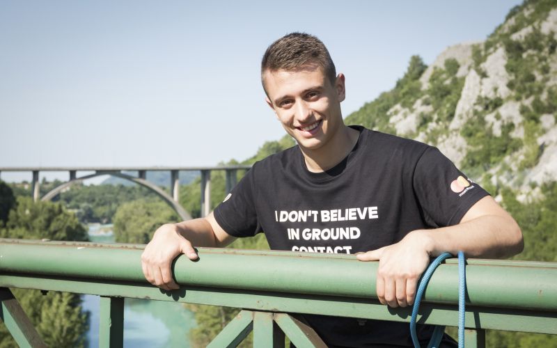 Jan je tisti, ki je z vrvjo zanihal nad smaragdno Sočo.