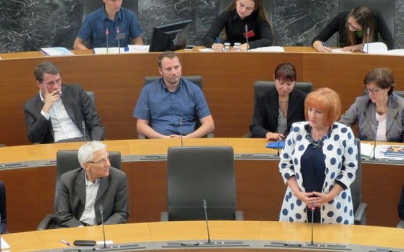 parlament01.jpg