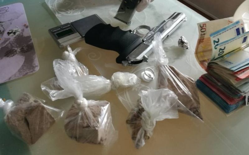 pištola, orožje, kokain, heroin.jpg