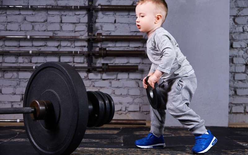 otrok, deček, dvigovanje uteži, telovadnica, fitnes