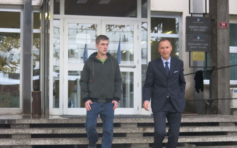 Jure Mrhar (levo), ob njem njegov zagovornik Bruno Krivec, bo v zaporu ostal leto in pol.