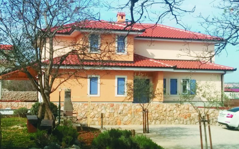 Kacinova vila; njeni lastniki so njegova žena in sinova, ni namenjena oddaji.