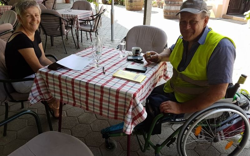 Dušan Pungartnik in njegova žena sta popotnika povabila na kavo.