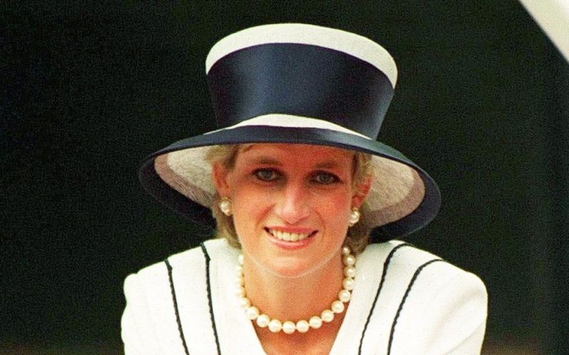 diana spencer klobuk.jpg