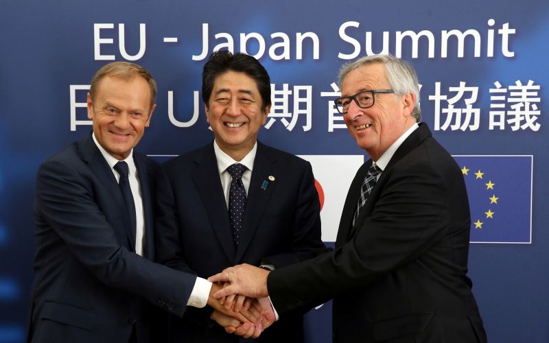 Shinzo Abe, donald tusk, Jean-Claude Juncker