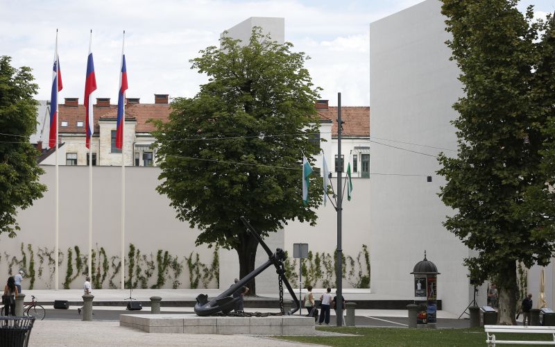kongresni trg, spomenik zrtvam vseh vojn