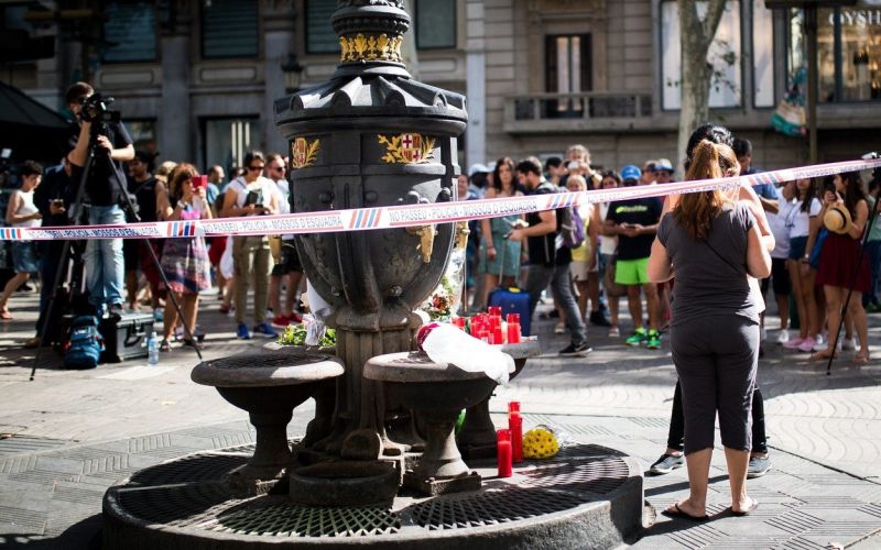 Barcelona, poklon žrtvam terorističnega napada,cvetje,